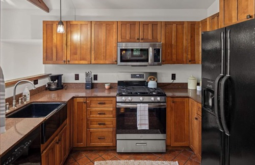 Kenilworth Apartment | Charming 1-bedroom apartment in brilliant Asheville with WiFi, AC