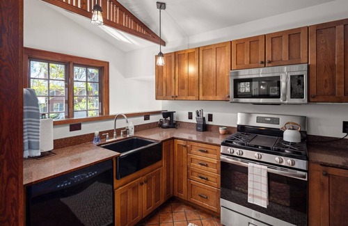 Kenilworth Apartment | Charming 1-bedroom apartment in brilliant Asheville with WiFi, AC