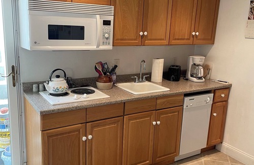South Duxbury Apartment | Charming 1-bedroom apartment in Duxbury Standish Shores near private beach.