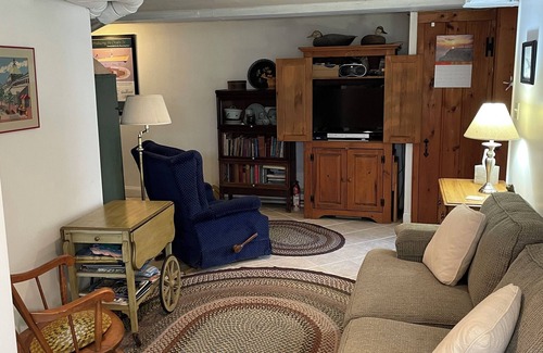 South Duxbury Apartment | Charming 1-bedroom apartment in Duxbury Standish Shores near private beach.