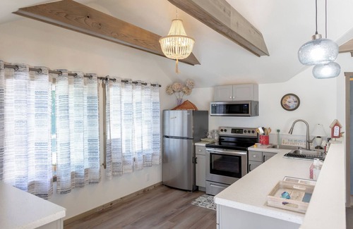 Seabeck Apartment | Charming 1-bedroom apartment with deck to view beautiful Seabeck Bay