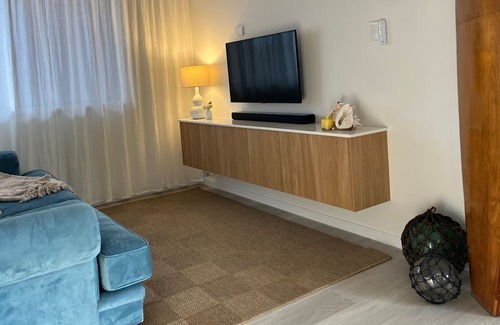 Scotts Head Apartment | Cozy 1 Bedroom Apartment by the Sea with Pool Access