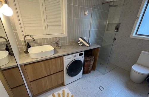 Scotts Head Apartment | Cozy 1 Bedroom Apartment by the Sea with Pool Access