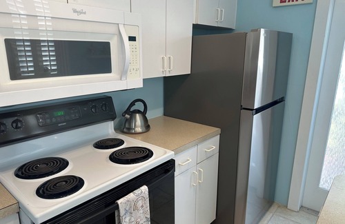 Fort Myers House | Charming 1-bedroom cottage w/pool, WiFi/AC and minutes from Fort Myers downtown.