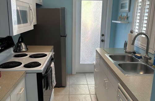 Fort Myers House | Charming 1-bedroom cottage w/pool, WiFi/AC and minutes from Fort Myers downtown.