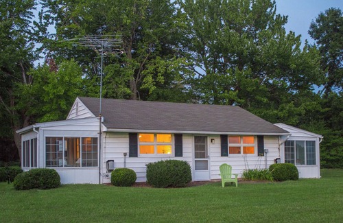 Bozman Cottage | Charming 1-bedroom cottage on the water, minutes from St Michaels MD