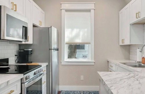 Manteo Cottage | Charming 1-bedroom cottage with WiFi and AC in gorgeous Manteo
