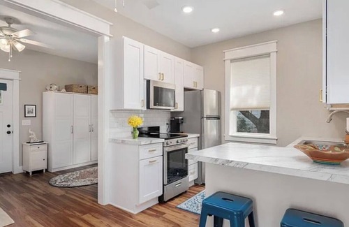 Manteo Cottage | Charming 1-bedroom cottage with WiFi and AC in gorgeous Manteo