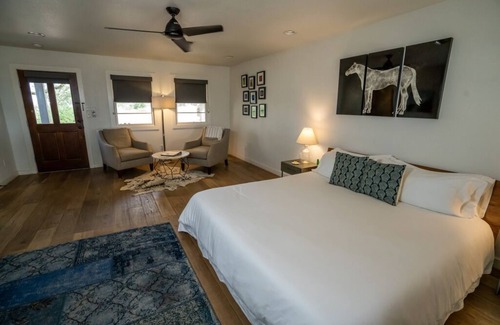 Kyle Hotel | Charming 1-bedroom cottage nestled in the Texas Hill Country on 88-acres located in Kyle Texas.