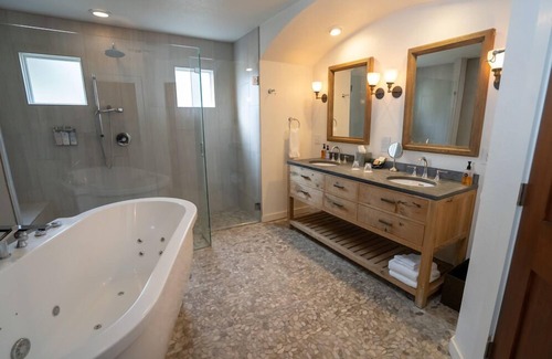Kyle Hotel | Charming 1-bedroom cottage nestled in the Texas Hill Country on 88-acres located in Kyle Texas.