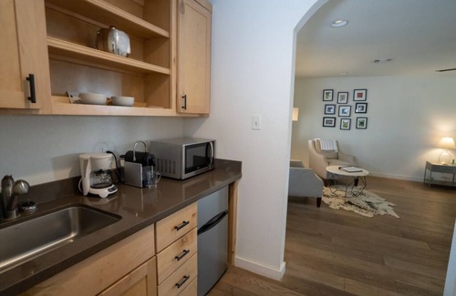 Kyle Hotel | Charming 1-bedroom cottage nestled in the Texas Hill Country on 88-acres located in Kyle Texas.