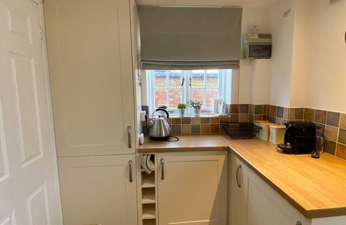 Sherington House | Inviting 1 Bedroom Maisonette with Breakfast & Kitchen