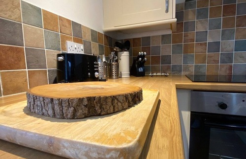 Sherington House | Inviting 1 Bedroom Maisonette with Breakfast & Kitchen