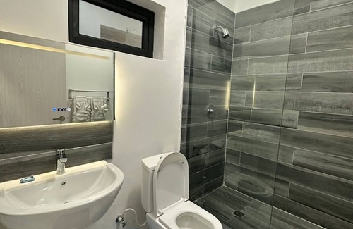 Kingston Hotel | Charming 1-bedroom hotel with WiFi and AC in vibrant Kingston