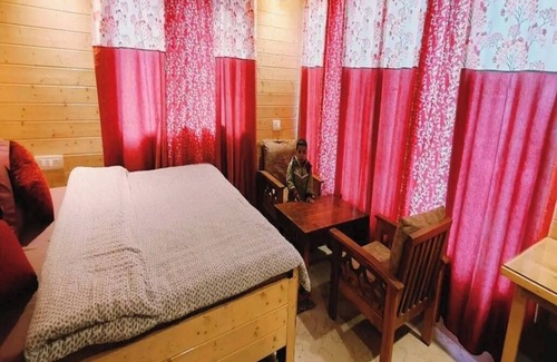 Bhimtal Hotel | Charming 1-bedroom hotel in beautiful Bhimtal with WiFi