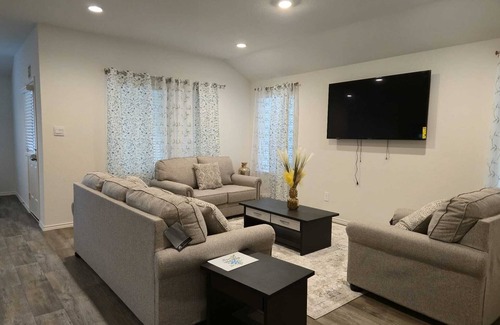 Rosenberg House | Charming 1-bedroom house with WiFi and AC in welcoming Richmond