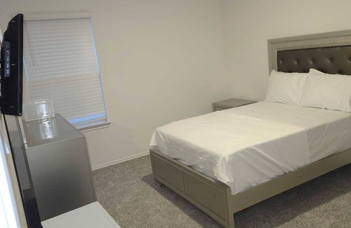Rosenberg House | Charming 1-bedroom house in pleasant Richmond with WiFi, AC