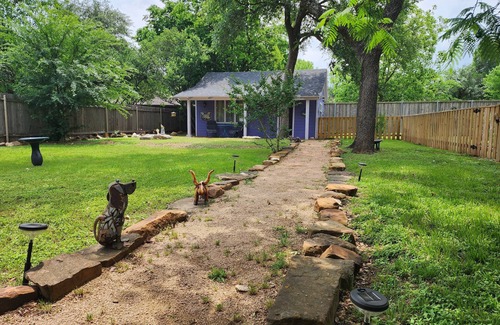 Shady Hollow House | Charming 1-bedroom house with WiFi, AC in lovely South nAustin
