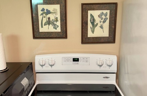 Yorktown Apartment | Pet-Friendly 1-Bedroom Retreat Near DC with Breakfast