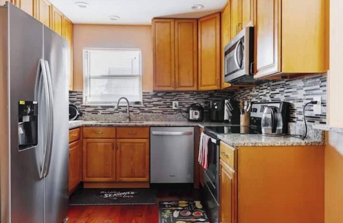 Lanham House | Charming 1-bedroom townhome in Lanham with AC