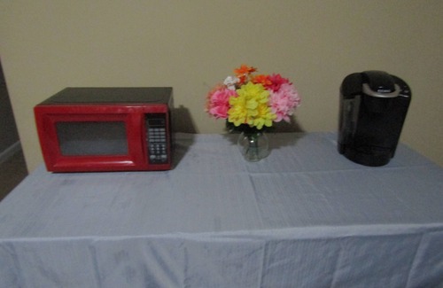 Clarkdale House | Charming 1-bedroom space with living room WiFi and AC in a shared space.
