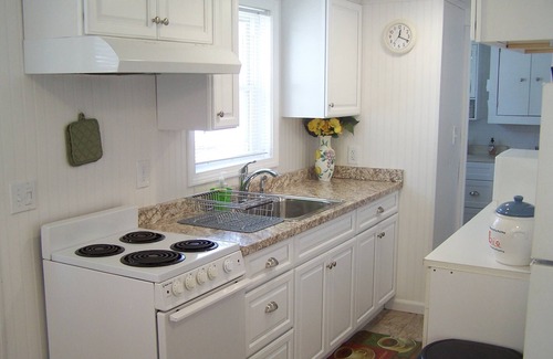 Narragansett Cottage | Charming 1-bedroom cottage in beautiful Narragansett with AC, WiFi