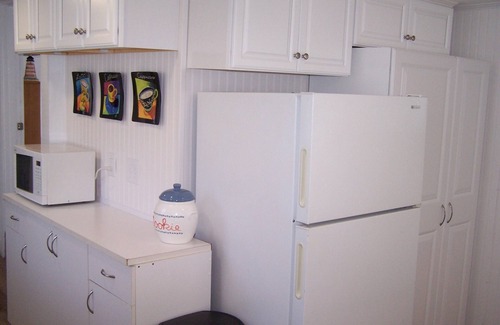 Narragansett Cottage | Charming 1-bedroom cottage in beautiful Narragansett with AC, WiFi