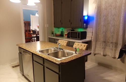 Quincy House | Charming 1-bedroom within an historic mansion with WiFi, AC in Quincy