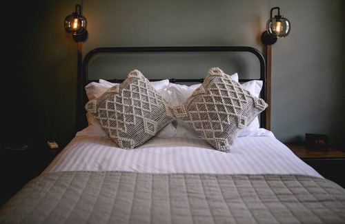 Jacksonville Hotel | Relax in the Queen Guest Room at The Jacksonville Inn