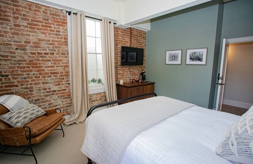 Jacksonville Hotel | Relax in the Queen Guest Room at The Jacksonville Inn