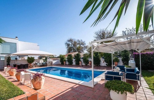 Tomares Villa | Inviting Villa with Pool for 10 in Sevilla