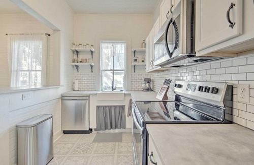 Historic District House | Historic 100-Year-Old Home Near Downtown with Spa Access