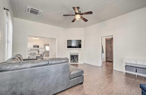 Historic District House | Historic 100-Year-Old Home Near Downtown with Spa Access