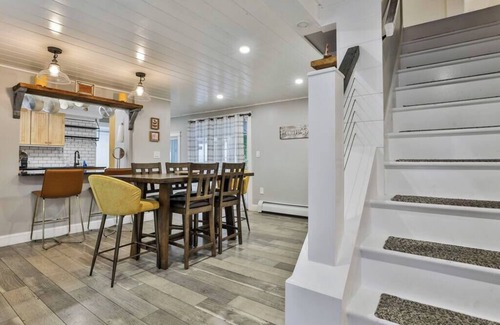 Salem House | Inviting 1825 Salem NH Farmhouse with Spa & Breakfast