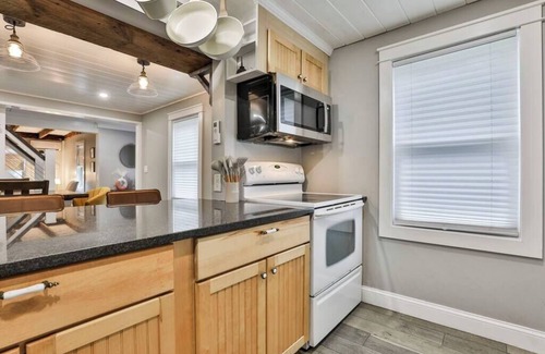 Salem House | Inviting 1825 Salem NH Farmhouse with Spa & Breakfast
