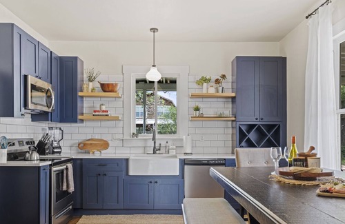 Stonewall House | Charming 1900's Fredericksburg Farmhouse in Wine Country, Hot Tub, Firepit, WiFi