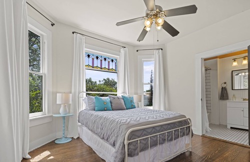Stonewall House | Charming 1900's Fredericksburg Farmhouse in Wine Country, Hot Tub, Firepit, WiFi