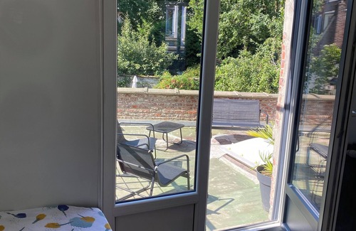 Roubaix House | Charming 1920's house - 6 private bedrooms with bathroom 15 min from Lille