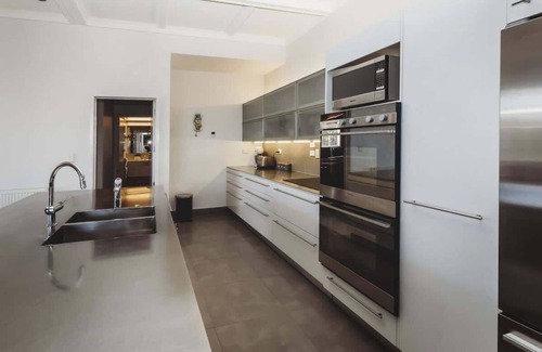 New Plymouth House | Oceanfront Retreat at The Front Office - Rated 9.4/10