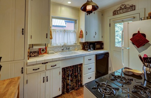 Sunnyside Cottage | Beautiful Cottage by the Lake in Sunnyside, Rated 9.8/10