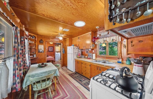 Idyllwild Cottage | Quaint 1937 Cottage: Pet-Friendly, Walk to Town & Creek