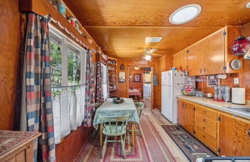 Idyllwild Cottage | Quaint 1937 Cottage: Pet-Friendly, Walk to Town & Creek