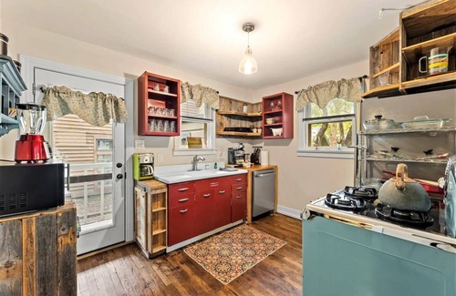 Clarksville Cottage | Quaint 1940s Cottage with Pool & EV Charger - Rated 9.8