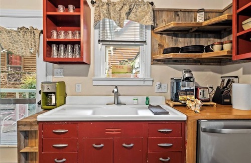 Clarksville Cottage | Quaint 1940s Cottage with Pool & EV Charger - Rated 9.8