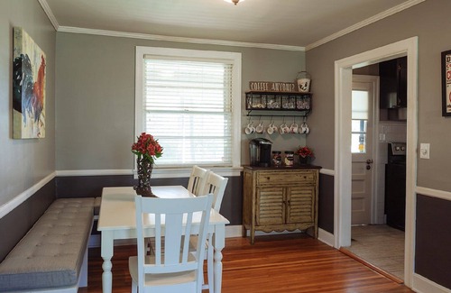 Merry Oaks House | Relaxing 1950's Home with Breakfast, Near Airport & Downtown