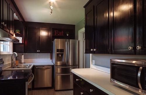 Merry Oaks House | Relaxing 1950's Home with Breakfast, Near Airport & Downtown