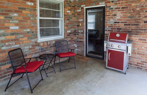 Merry Oaks House | Relaxing 1950's Home with Breakfast, Near Airport & Downtown