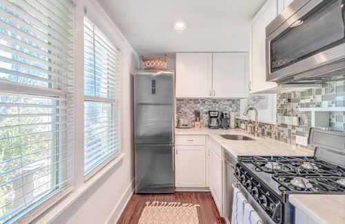 Isle of Palms Apartment | Cozy 1950s Beach Cottage Apt A - Guest Rated 9.8/10