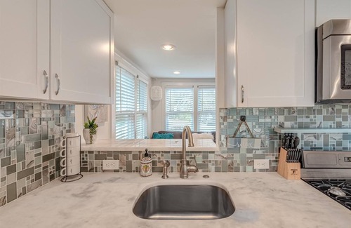 Isle of Palms Apartment | Cozy 1950s Beach Cottage Apt A - Guest Rated 9.8/10