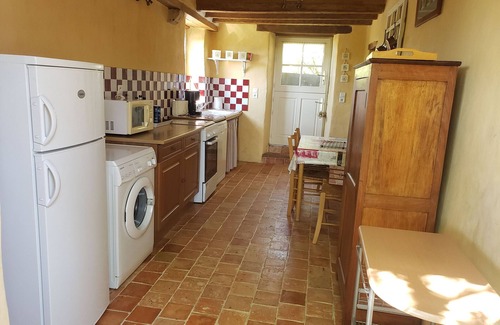 Asnieres sur Vegre Cottage | Cozy Gite Asnières-sur-Vègre with Spa and Kitchen Amenities